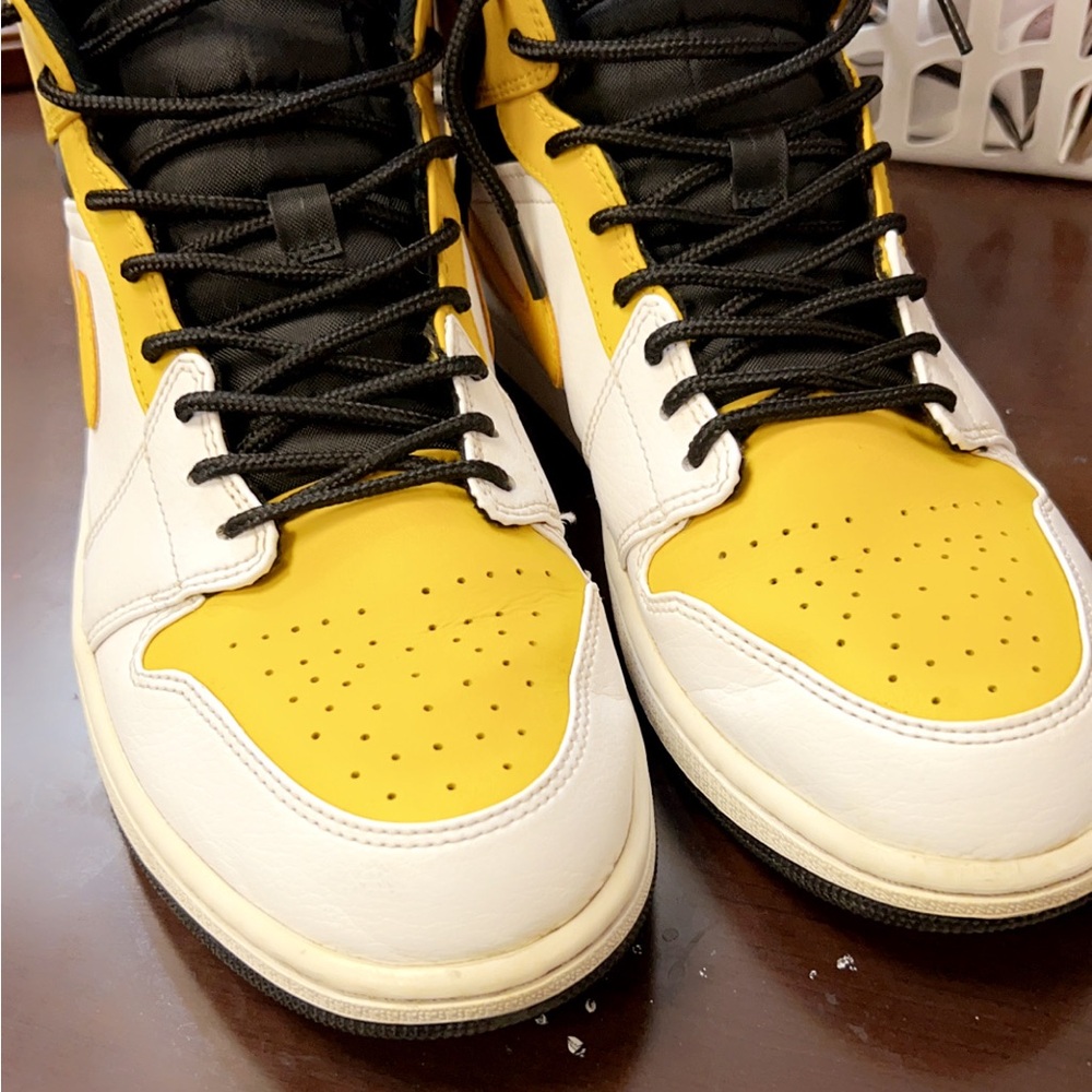 Nike Air Jordan 1 Mid University Gold Trainer